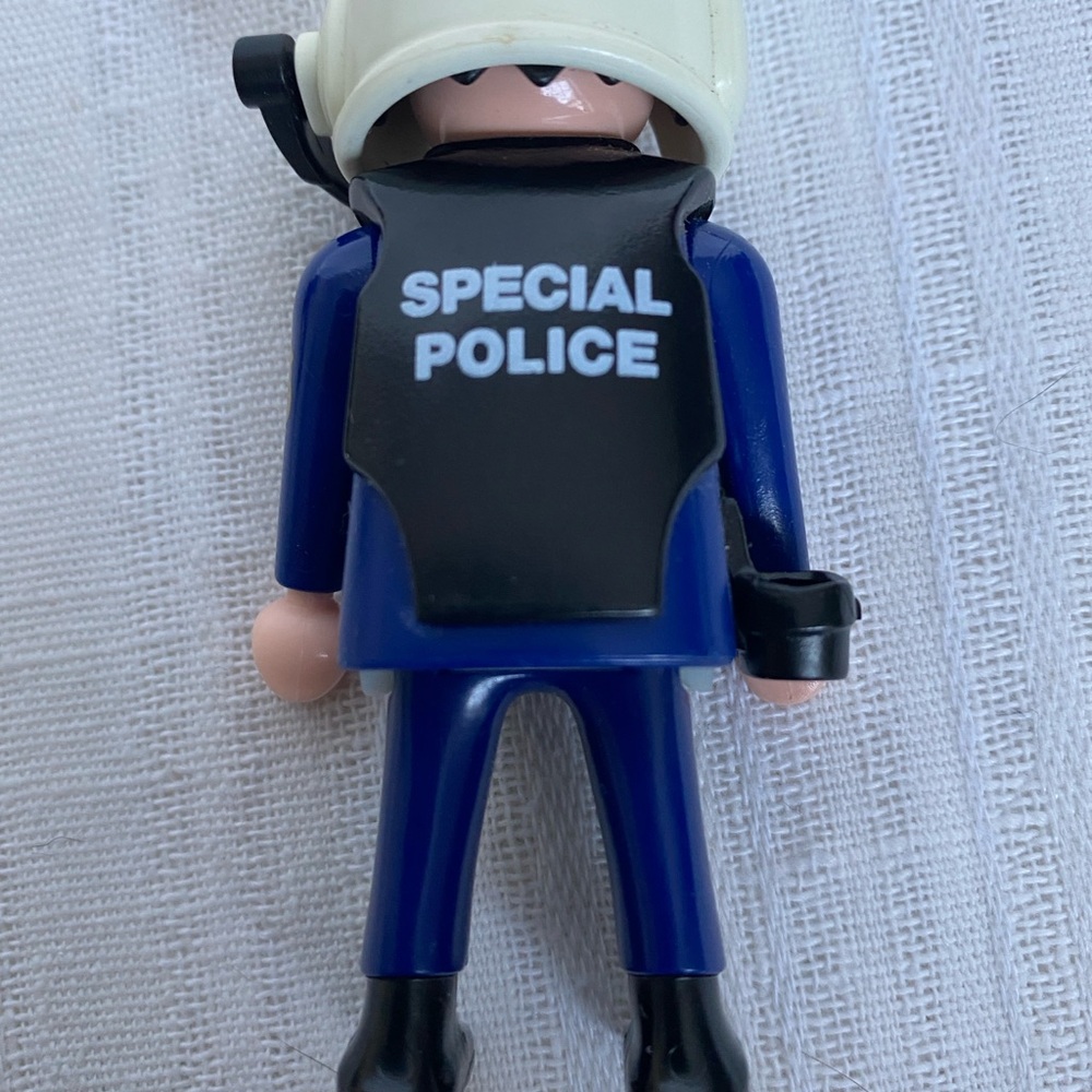 PLAYMOBIL Special Police SWAT Set - 2 Figures With German Shepherd & Accessories - Picture 7 of 8
